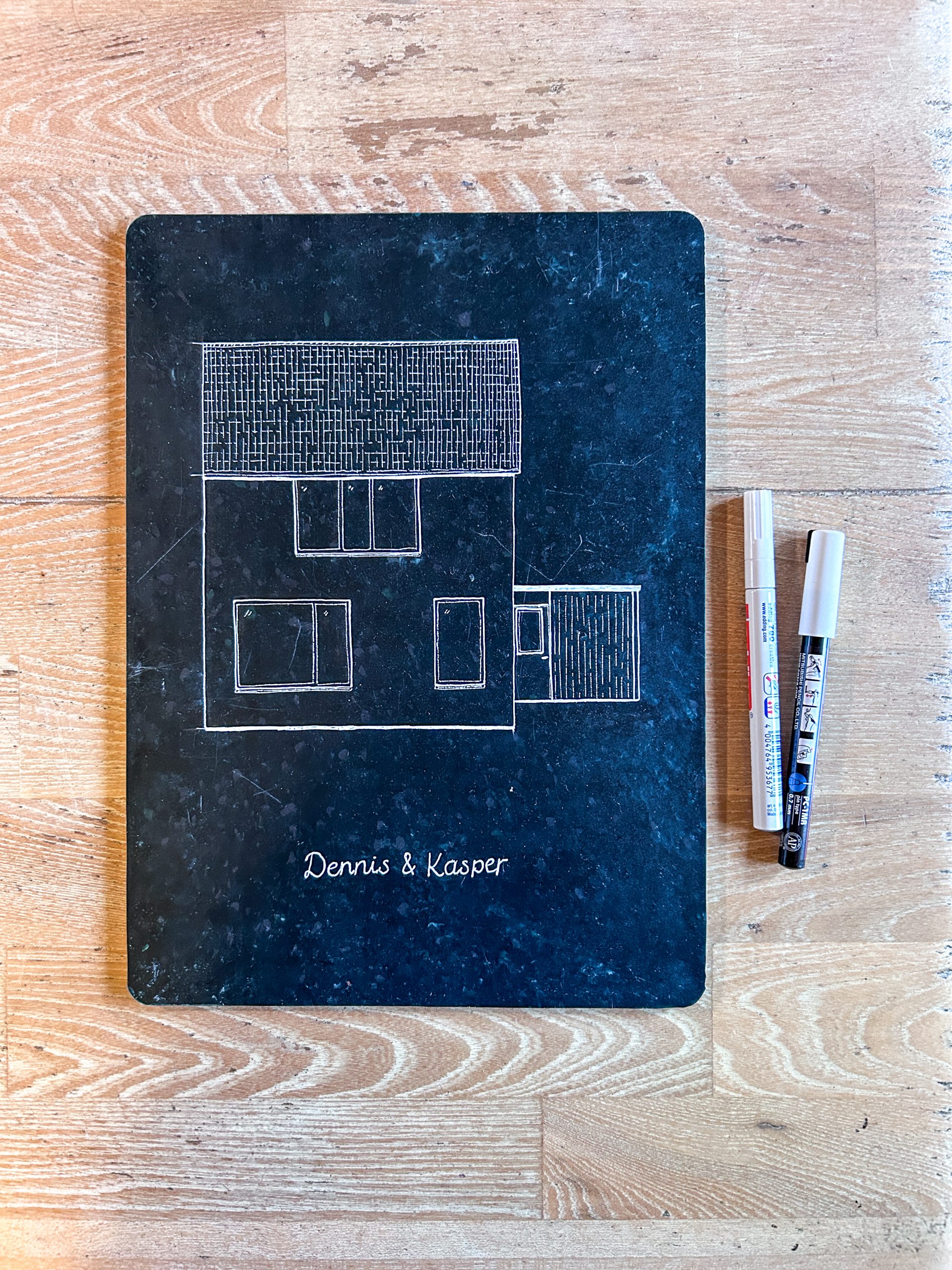 Handgetekend huisportret op gerecycled plastic van De Jutfabriek – Studio Knot