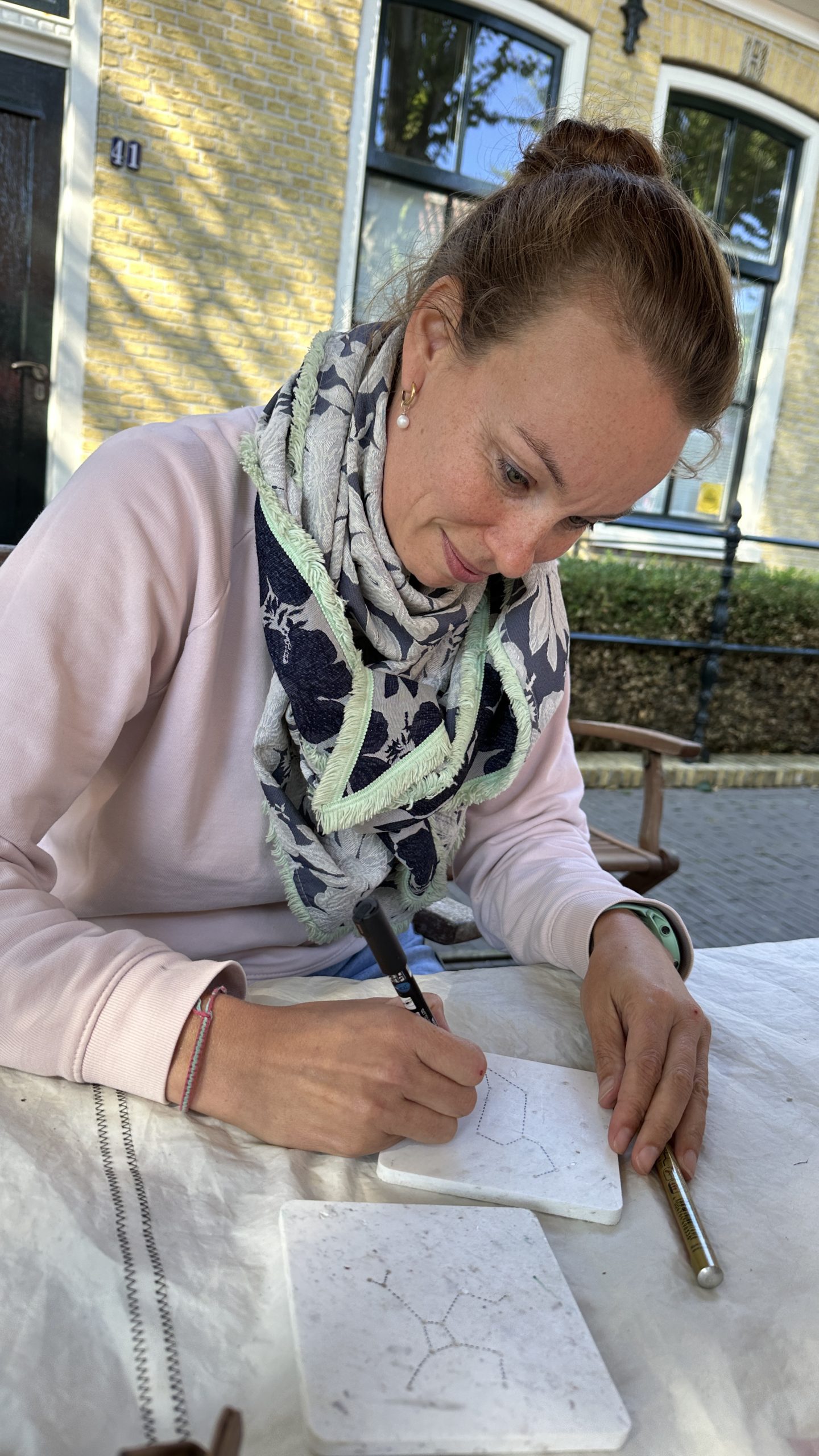 Lidie van der Minne aan het tekenen voor Studio Knot