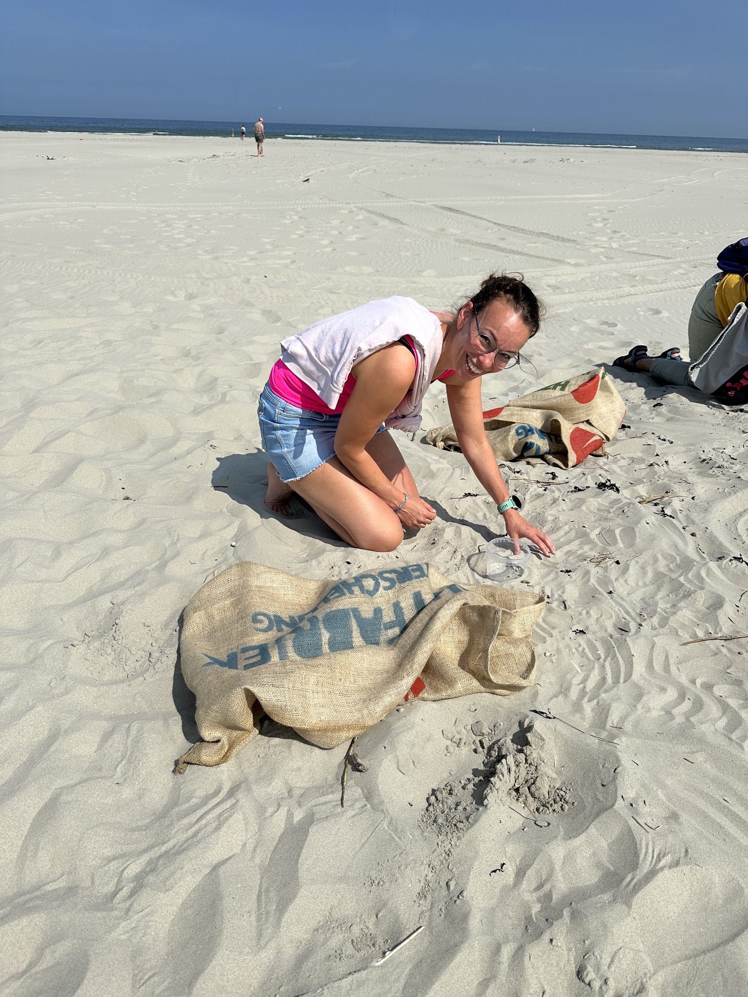 Lidie aan het jutten voor gerecycled plastic